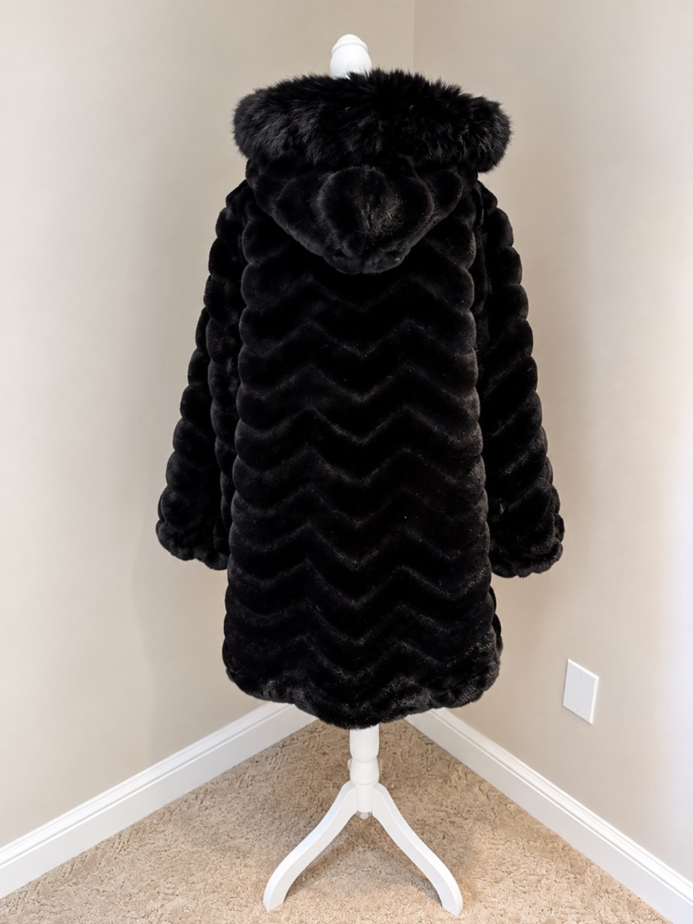 Gallery Black Hooded Heavyweight Faux Fur Coat Large NWOT - Picture 6 of 10